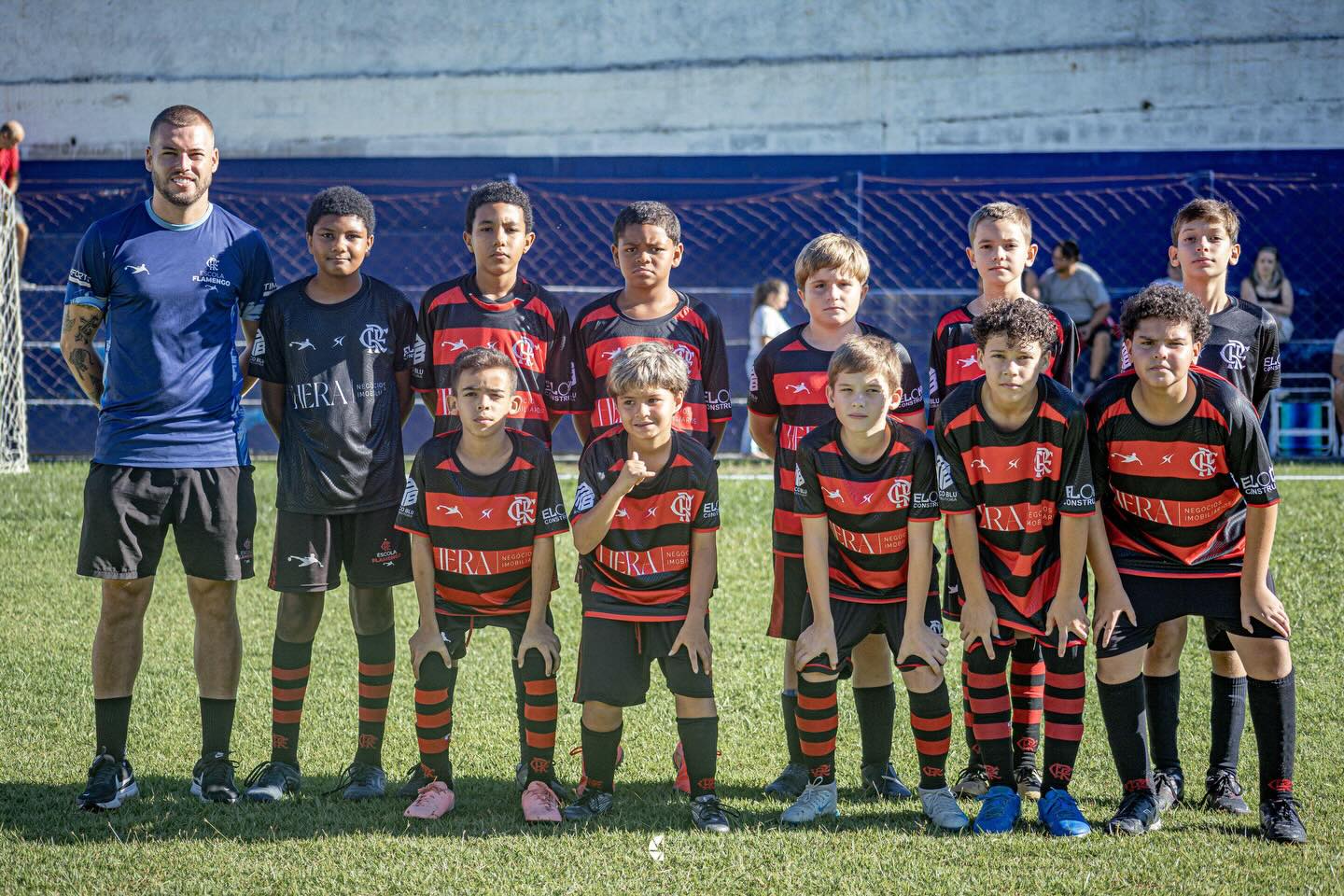 Turma de 11 a 13 anos da Escola Flamengo Blumenau em treino